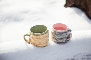 duas xícaras de chá no fundo de uma paisagem de inverno foto
