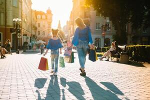 oferta, consumismo, dinheiro e pessoas conceito - feliz jovem mulher com compras bolsas e crédito cartão dentro Shopping foto