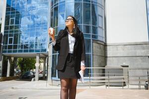 jovem o negócio mulher retrato perto escritório construção foto