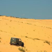 ai gerado turista escapada amarelo areia dunas com uma jipe carro para social meios de comunicação postar Tamanho foto