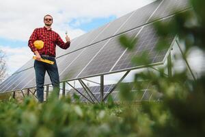 jovem técnico instalando solar painéis em fábrica cobertura foto