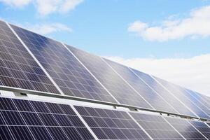 o painel solar produz energia solar verde e ecologicamente correta. foto