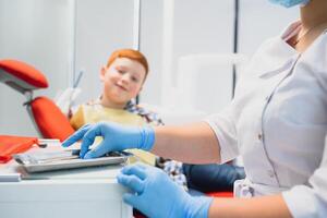 Garoto satisfeito com a serviço dentro a dental escritório. conceito do pediatra dental tratamento foto