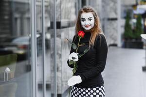 mulher mímica com vermelho rosa foto