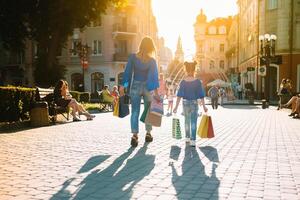 oferta, consumismo, dinheiro e pessoas conceito - feliz jovem mulher com compras bolsas e crédito cartão dentro Shopping foto