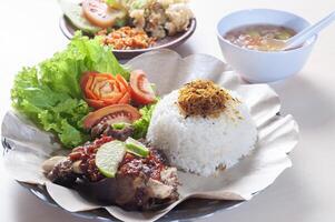 nasi iga penyet ou esmagado grelhado costelas arroz com picante molho foto