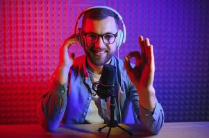 homem cantando dentro uma gravação estúdio foto