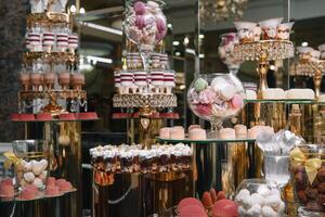 delicioso Casamento recepção doce Barra sobremesa mesa. macaroon em doce bar, doce Barra em feriado, doce Barra às a casamento. foto