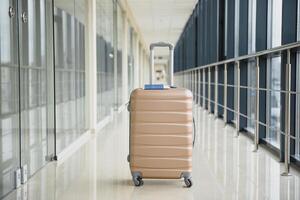 malas dentro aeroporto saída saguão, verão período de férias conceito, viajante malas dentro aeroporto terminal esperando área, esvaziar corredor interior com ampla janelas. bagagem em aeroporto terminal fundo. foto