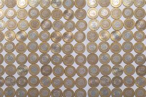 vários indiano dez rupia moedas fundo. topo Visão foto