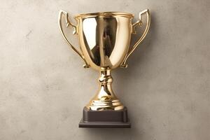 ai gerado flatlay Projeto ouro troféu copo em uma cinzento concreto fundo foto