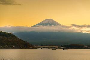 montar Fuji às lago kawaguchi dentro a tarde pôr do sol. mt Fujisan dentro fujikawaguchiko, yamanashi, Japão. ponto de referência para turistas atração. Japão viagem, destino, período de férias e montar Fuji dia conceito foto