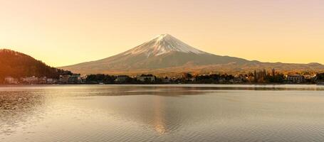 montar Fuji às lago kawaguchi dentro a manhã nascer do sol. mt Fujisan dentro fujikawaguchiko, yamanashi, Japão. ponto de referência para turistas atração. Japão viagem, destino, período de férias e montar Fuji dia conceito foto