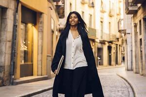 jovem mulher caminhando através a cidade usando uma dispositivo foto