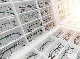 Óculos exibição em prateleiras elegante Óculos exibido em a parede às a Óculos fazer compras foto