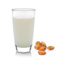 copo de leite e amêndoa isolado no fundo branco foto