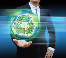 empresário segurando a reciclagem do mundo