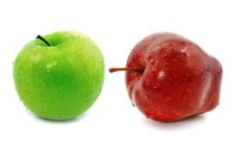 maçã vermelha madura e verde isolada no fundo branco foto