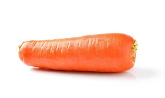 cenoura fresca isolada no fundo branco foto