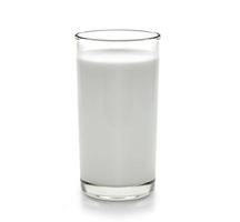 leite fresco no copo no fundo branco