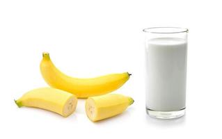 copo de leite com banana sobre fundo branco foto