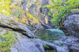 água corrente do rio da cachoeira rjukandefossen, hemsedal, noruega.