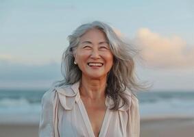 ai gerado retrato do feliz Senior ásia mulher sorridente em a de praia às pôr do sol foto