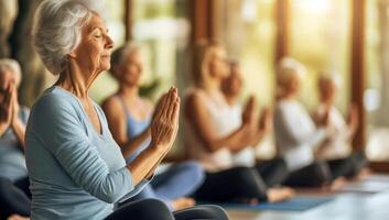 ai gerado sereno Senior mulher praticando ioga com grupo dentro brilhante estúdio. conceito do saudável ativo envelhecimento, atenção e interior paz. foto