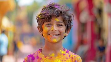 ai gerado indiano Garoto comemora holi festival com colorida pó foto