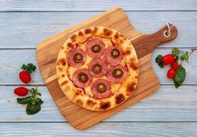 italiano calabresa pizza isolado em de madeira fundo topo Visão pizza. uma italiano tradicional velozes Comida foto