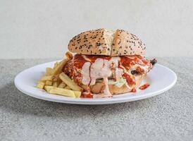 suculento frango épico hamburguer servido dentro uma prato isolado em cinzento fundo lado Visão do velozes Comida foto