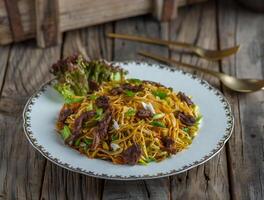 carne chinês Macarrão servido dentro uma prato isolado em de madeira fundo lado Visão do Macarrão foto