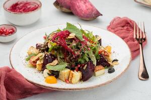 za'atar halloumi salada servido dentro prato isolado em mesa topo Visão do árabe Comida foto