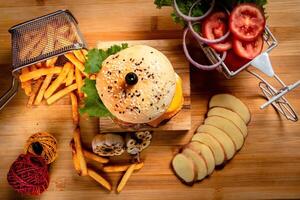 carne queijo hamburguer com francês fritas, batata e tomate fatia isolado em de madeira borda topo Visão em mesa velozes Comida foto