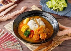 espeto Curry arroz com milho servido dentro prato isolado em mesa topo Visão do Taiwan Comida foto