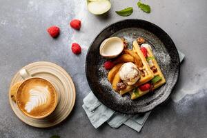 maçã canela waffle com framboesa cappuccino servido dentro prato isolado em mesa topo Visão do árabe café da manhã foto