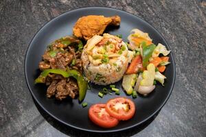 chinês Comida conjunto cardápio frito arroz, frito frango, frango escaldante, misturado vegetal tomate, pimento, cenoura e Primavera cebola servido dentro prato isolado topo Visão do Bangladesh e indiano Comida foto