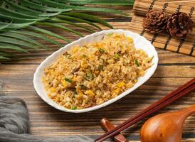 assinatura ovo frito arroz servido dentro tigela isolado em mesa topo Visão do Taiwan Comida foto