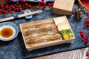 Estrela enguia peixe tigela com pauzinhos isolado em esteira lado Visão em de madeira mesa Taiwan Comida foto