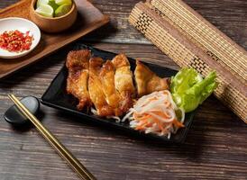 frito frango fatia com macarrão servido dentro tigela isolado em mesa topo Visão do Taiwan Comida foto