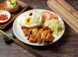 frango baqueta arroz com ovo e salada servido dentro tigela isolado em mesa topo Visão do Taiwan Comida foto