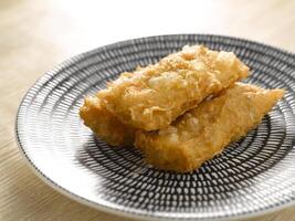 frito tofu pele lista com camarão servido dentro prato isolado em mesa topo Visão do Comida foto