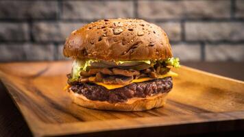 cogumelo carne hamburguer isolado em de madeira borda lado Visão em mesa velozes Comida foto