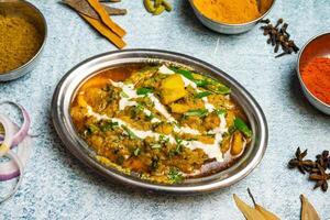 picante vegetal Pimenta mili karahi servido dentro uma prato isolado em cinzento fundo topo Visão do Bangladesh Comida foto