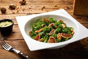 couve e figos salada com erva e folhas servido dentro prato isolado em de madeira mesa com cru Comida topo Visão do super saudável Aperitivo Comida foto
