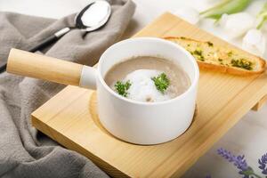 ideal cogumelo sup com alho pão servido dentro uma prato isolado em mesa lado Visão do árabe sopa foto