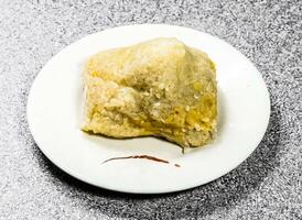 ovo gema bacon bolinho de massa servido dentro tigela isolado em fundo topo Visão do hong kong Comida foto