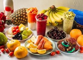 super misturado frutas e suco com abacaxi, banana, ameixa, tomate, peras, kiwi, vermelho Dragão fruta, mamão, Duriyan morango, mirtilo, Amora, framboesa, cereja e oxicoco cru frutas servido foto