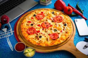 peri peri quente e azedo pizza com tomate molho e maionese isolado em de madeira borda topo Visão do italiano Comida em de madeira fundo foto