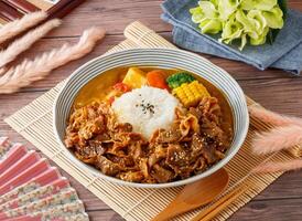 Duplo carne e porco Curry arroz servido dentro prato isolado em mesa topo Visão do Taiwan Comida foto